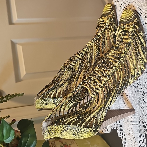 Vince Camuto Yellow and Black Women's Snakeskin Heels - Picture 2 of 12